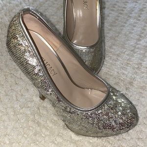 ♥️🤍♥️.  Beautiful silver party shoes
